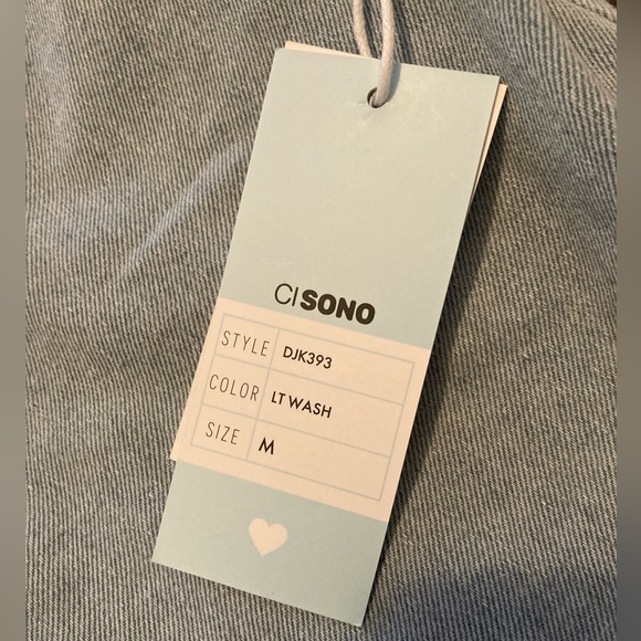 ✨NWT✨ Distressed Jean Shirt- Size Medium 💙 - Picture 4 of 4